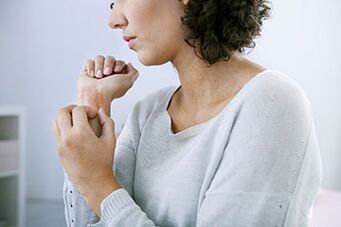 Psoriasis en las manos de una niña.
